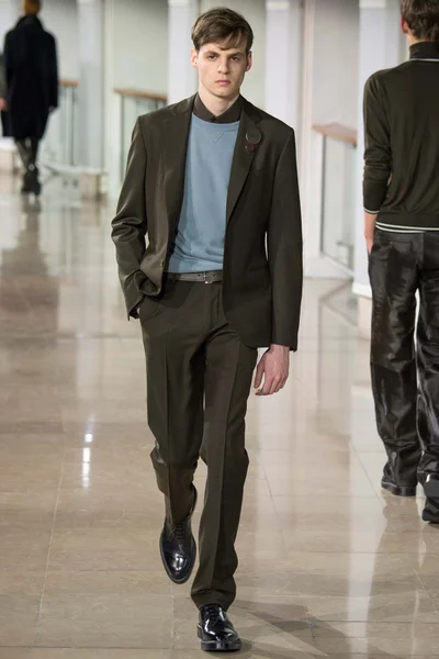 Look 16